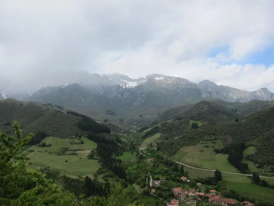 Monta&ntilde;as del valle de Li&eacute;bana. Foto de archivo