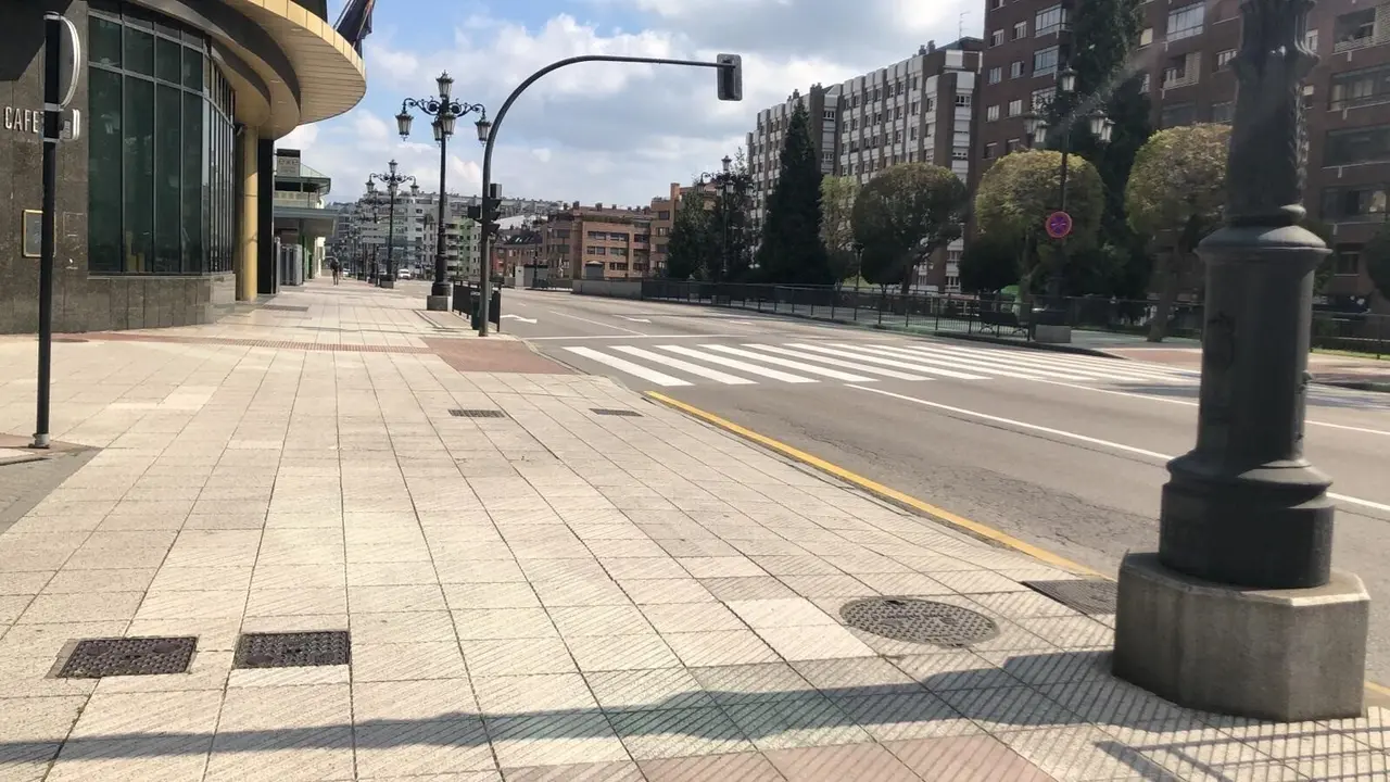 Calles de Oviedo vac&iacute;as, con gente con mascarillas por la calle y haciendo cola para entrar a supermercados durante el confinamiento por el estado de alarma por el coronavirus.