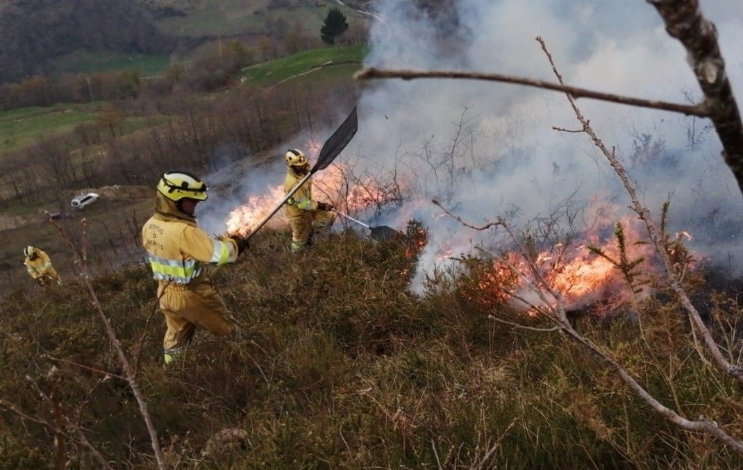 Extinción incendios forestales en Cantabria. Foto de archivo