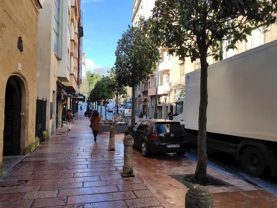 D&iacute;a de sol y lluvia en Oviedo, en la calle San Francisco, junto al Edificio Hist&oacute;rico de la Universidad (Imagen de archivo)
