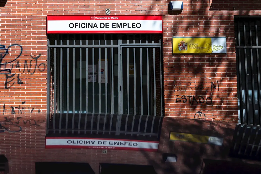 Rejas en las puertas de una Oficina de Empleo cerrada