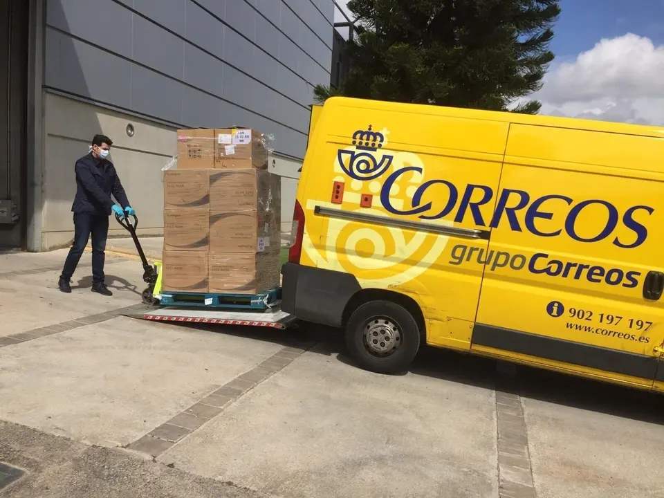Correos distribuye mascarillas para transportistas