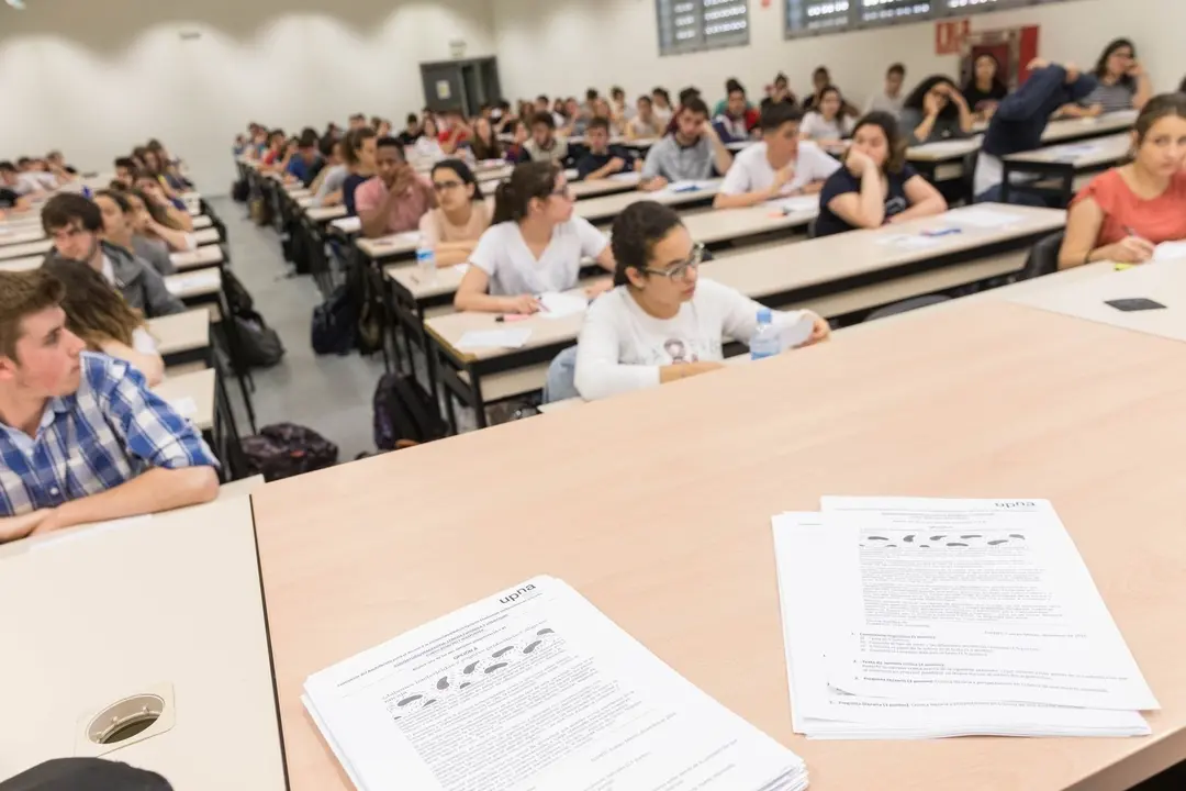 Estudiantes en las pruebas de la Selectividad en el campus de Tudela de Navarra.
