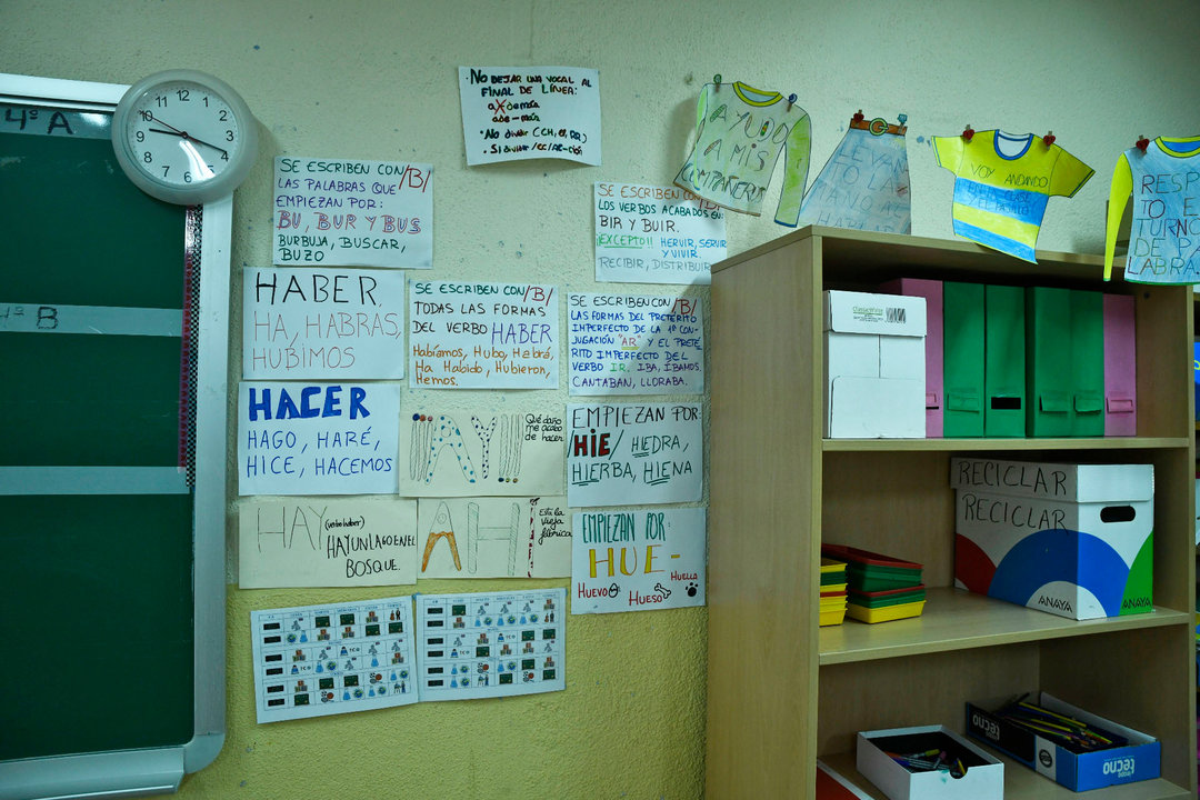 Carteles de un aula del colegio público Joaquín Costa de Madrid.