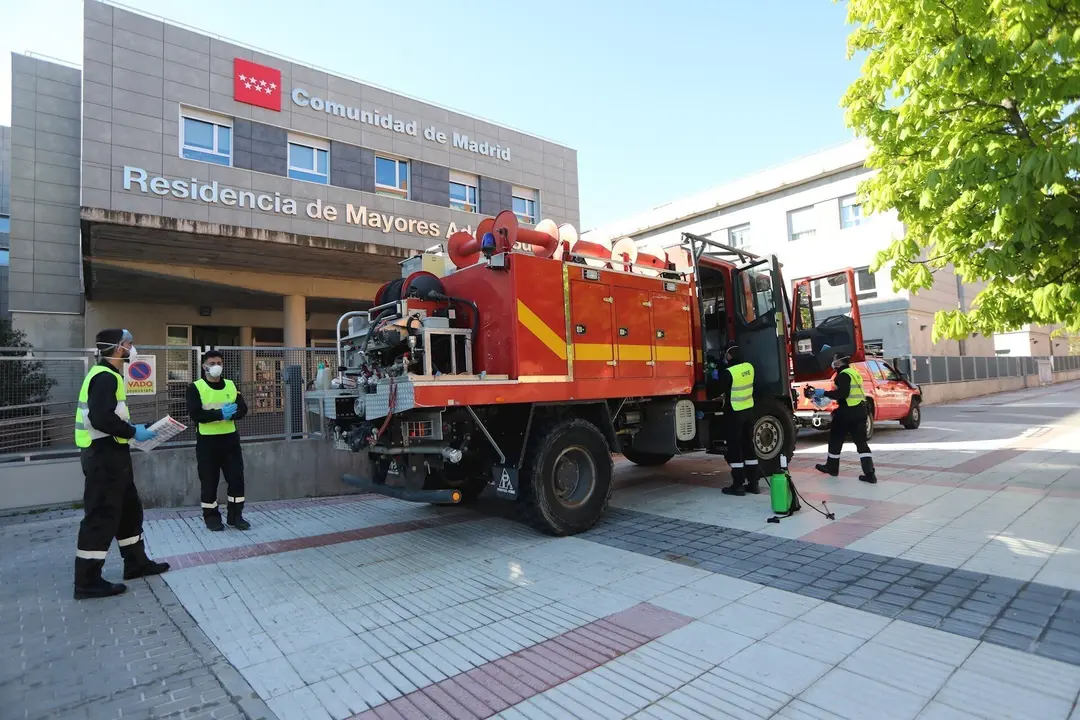 Llegada del cami&oacute;n de la Unidad Militar de Emergencias (UME) a las inmediaciones de la residencia de ancianos Adolfo Su&aacute;rez