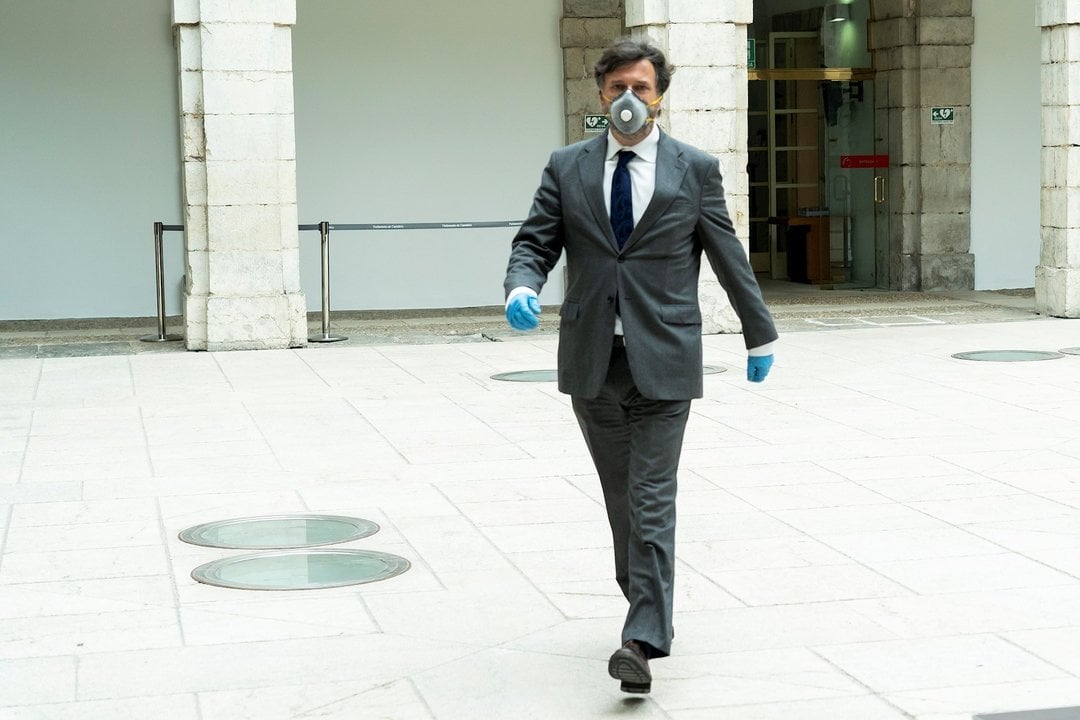 El portavoz de Vox llega al Parlamento con mascarilla y guantes