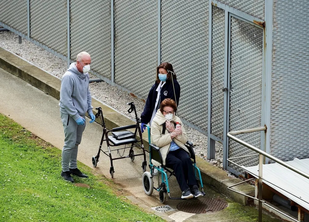 Pacientes en el Hospital Marqu&eacute;s de Valdecilla. Archivo