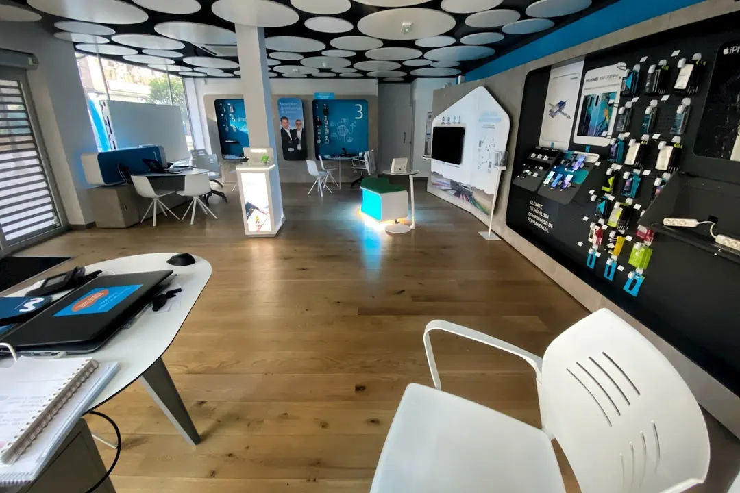 Interior de una tienda de la compa&ntilde;&iacute;a telef&oacute;nica Movistar.