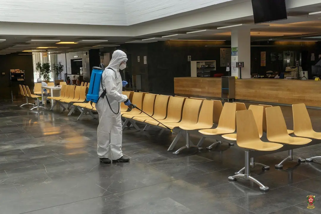 Trabajos de desinfecci&oacute;n en la Delegaci&oacute;n de la Junta de Castilla y Le&oacute;n en Salamanca. .