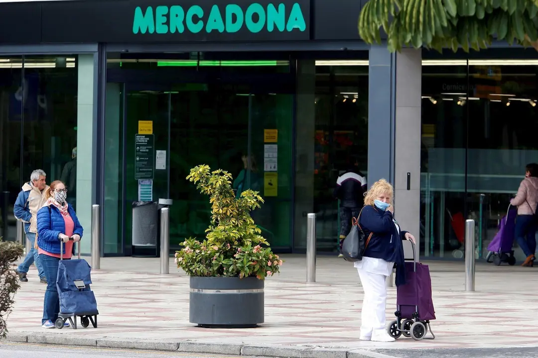 Personas hacen colas en los supermercados guardando las distancias marcadas por el Real Decreto por el Estado de Alarma del COVID-19. M&aacute;laga a 2 de abril del 2020