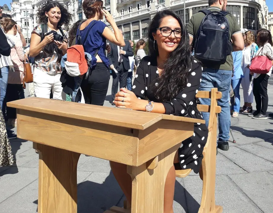 Lola, una joven gitana sentada en 'el pupitre gitano'