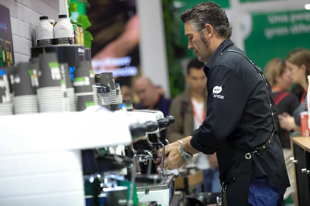 Un camarero prepara caf&eacute; en un bar, el pasado febrero.