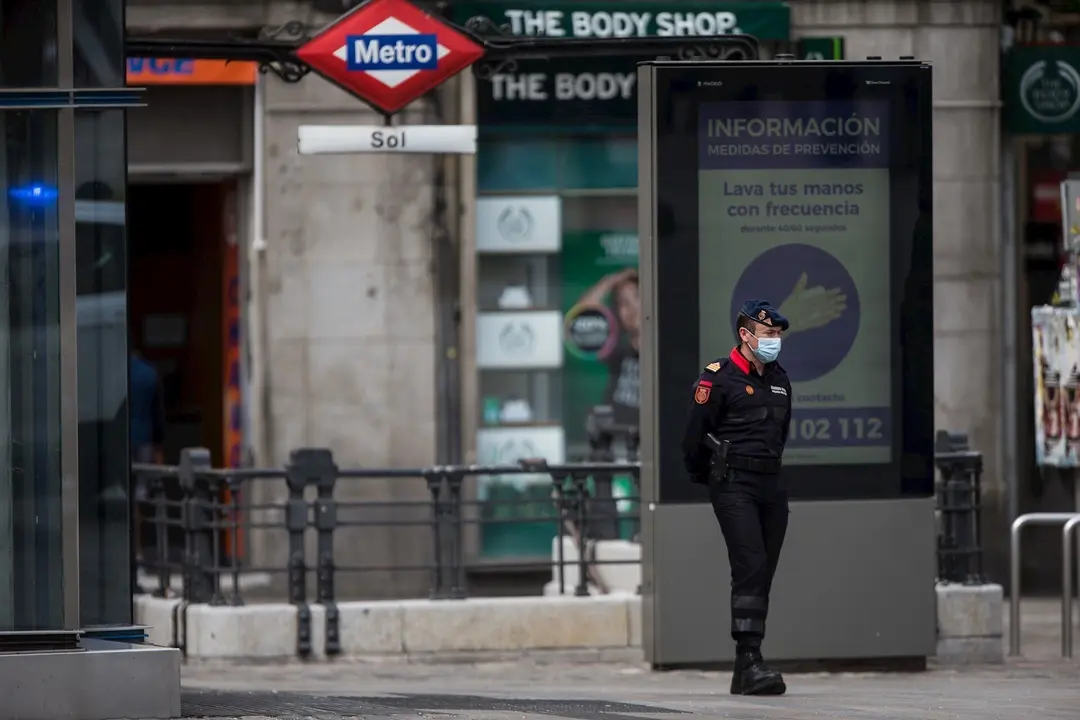 Un Polic&iacute;a Militar de la Guardia Real con mascarilla vigila la Puerta del Sol de la capital durante una Semana Santa at&iacute;pica en la que prosigue el estado de alarma decretado por el Gobierno para la lucha contra el coronavirus en Madrid. 8 de abril de 2020