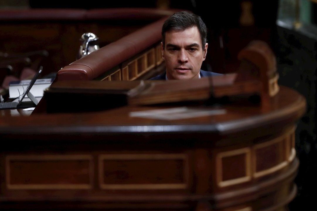 El presidente del Gobierno, Pedro Sánchez, se dispone a tomar la palabra en el pleno del Congreso celebrado este Jueves Santo para autorizar una segunda prórroga del estado de alarma