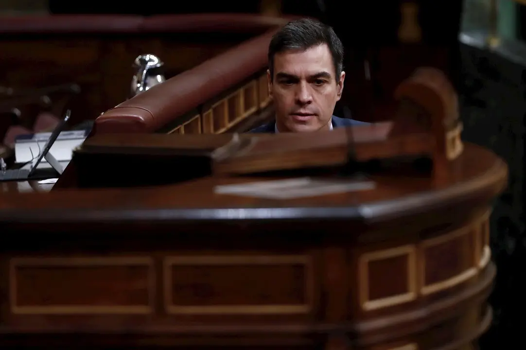 El presidente del Gobierno, Pedro S&aacute;nchez, se dispone a tomar la palabra en el pleno del Congreso celebrado este Jueves Santo para autorizar una segunda pr&oacute;rroga del estado de alarma