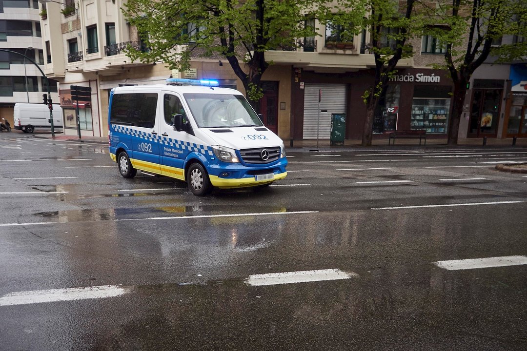 Un furgón de la Policía Municipal durante el Martes Santo y la cuarta semana del estado de alarma decretado por el Gobierno por la crisis del coronavirus, en Pamplona/Navarra (España) a 7 de abril de 2020.