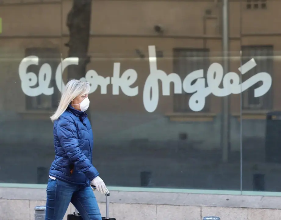 Una mujer pasa al lado de uno de los centros del Corte Ingl&eacute;s.
