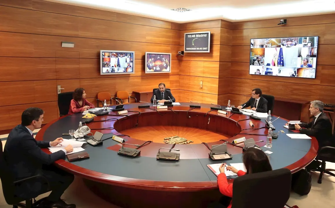 El presidente del Gobierno, Pedro S&aacute;nchez (de espaldas a la izquierda), preside el Consejo de Ministros Extraordinario celebrado en Moncloa un d&iacute;a despu&eacute;s de ser aprobada en el Congreso de los Diputados la pr&oacute;rroga del estado de alarma decretado a consecu