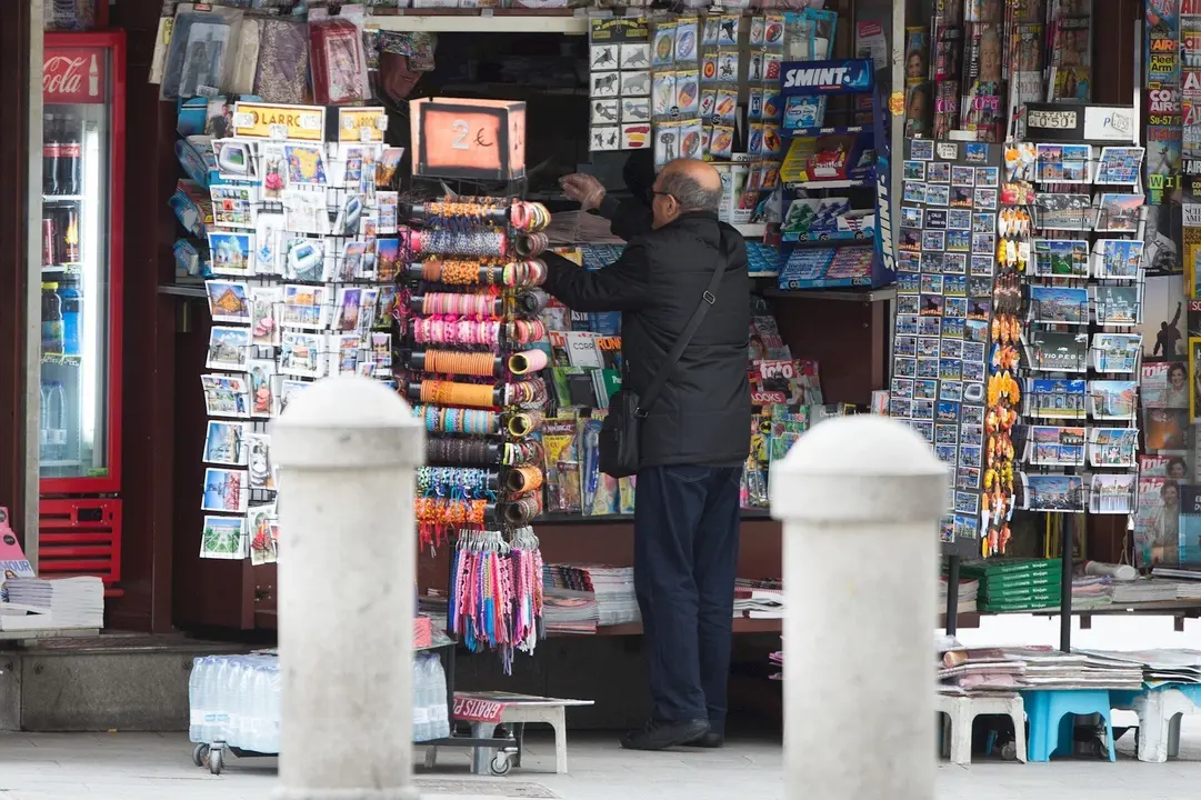 Un quiosco de prensa contin&uacute;a abierto el d&iacute;a en el que entra en vigor la limitaci&oacute;n total de movimientos salvo de los trabajadores de actividades esenciales, medida adoptada ayer por el Gobierno como prevenci&oacute;n del coronavirus. En Madrid (Espa&ntilde;a), a 30 de