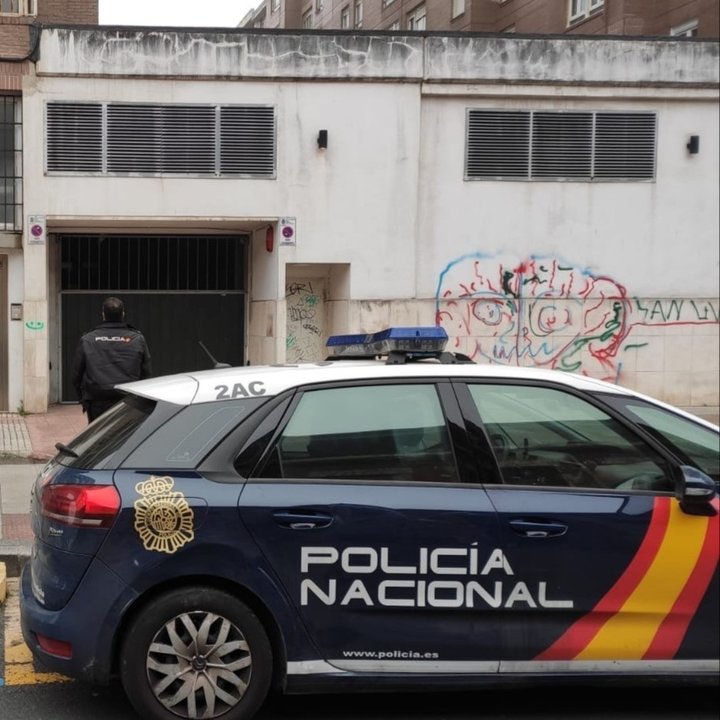 Coche Policía Nacional junto a un garaje de un edificio de Santander donde detuvieron a tres jóvenes por robar en los trasteros