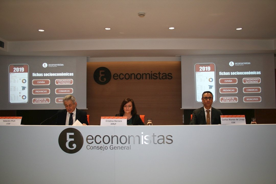 El presidente del Consejo General de Economistas de España, Valentín Pich, y la presidenta de la AIReF, Cristina Herrero.