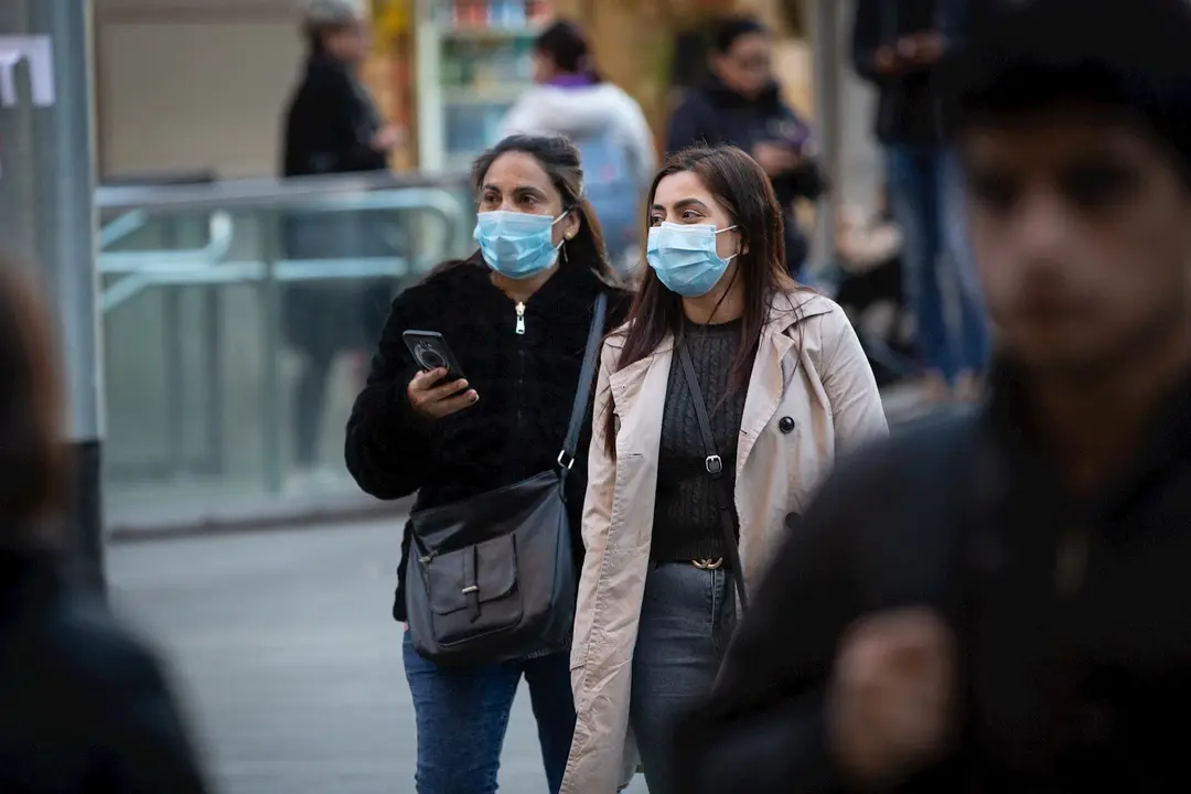 Dos mujeres con mascarillas caminan por Barcelona el mismo d&iacute;a en que se confirman nuevos casos de pacientes contagiados de coronavirus en Espa&ntilde;a, en Barcelona (Espa&ntilde;a), a 25 de febrero de 2020.