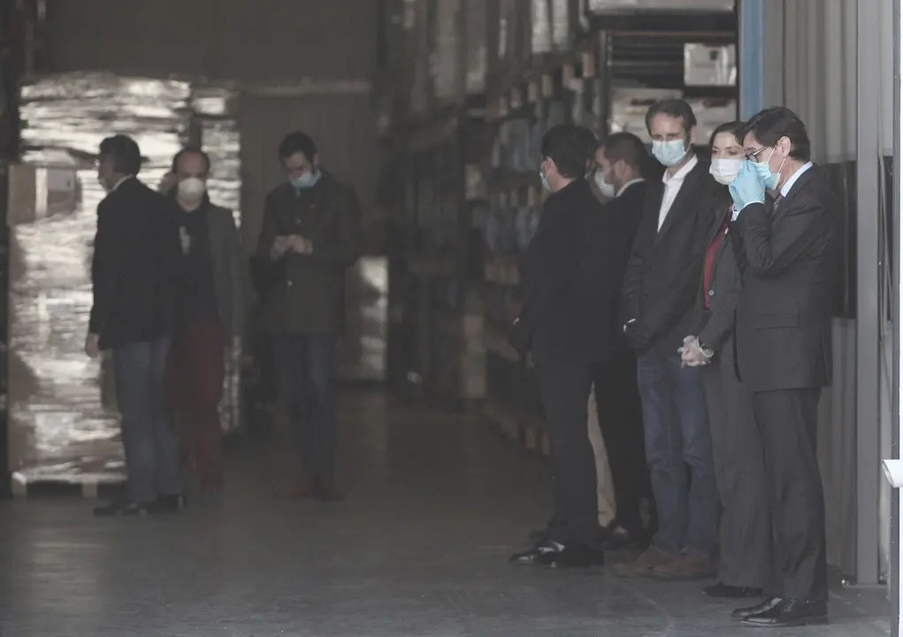 El presidente del gobierno, Pedro S&aacute;nchez, acompa&ntilde;ado entre otros por el ministro de Sanidad, Salvador Illa (1d), durante la visita que ha realizado a las instalaciones interiores de la empresa Hersill, que est&aacute; produciendo respiradores invasivos.