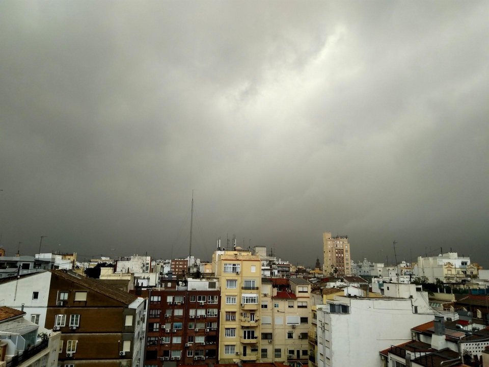 Cielo nublado en València, nubes, lluvia