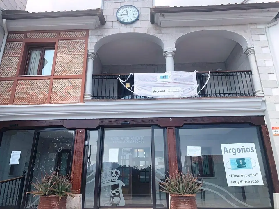Mascarilla gigante en el balc&oacute;n del Ayuntamiento de Argo&ntilde;os