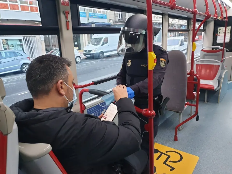 Reparto de mascarillas en el transporte p&uacute;blico en Galicia.