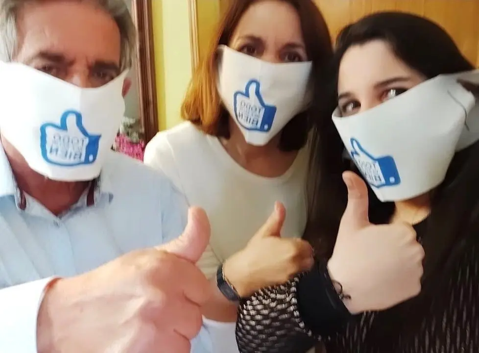 El presidente de Cantabria, Miguel &Aacute;ngel Revilla, y su familia con la pol&eacute;mica mascarilla que el Gobierno de Cantabria ha repartido