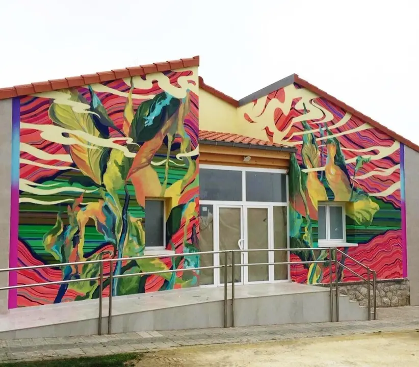 Mural realizado por el artista N&eacute;stor del Barrio en la fachada del antiguo consultorio de Liencres