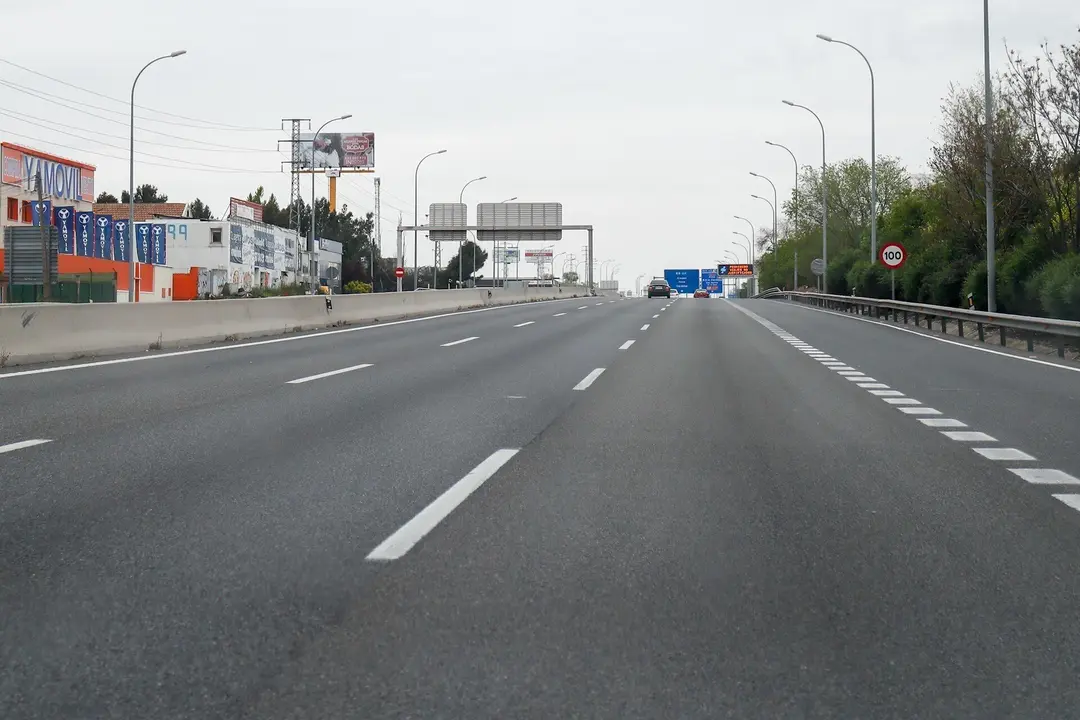 Im&aacute;genes de la A-4 en direcci&oacute;n Andaluc&iacute;a, inusualmente vac&iacute;a durante el Jueves Santo marcado por el confinamiento impuesto por el Estado de Alarma provocado por el coronavirus