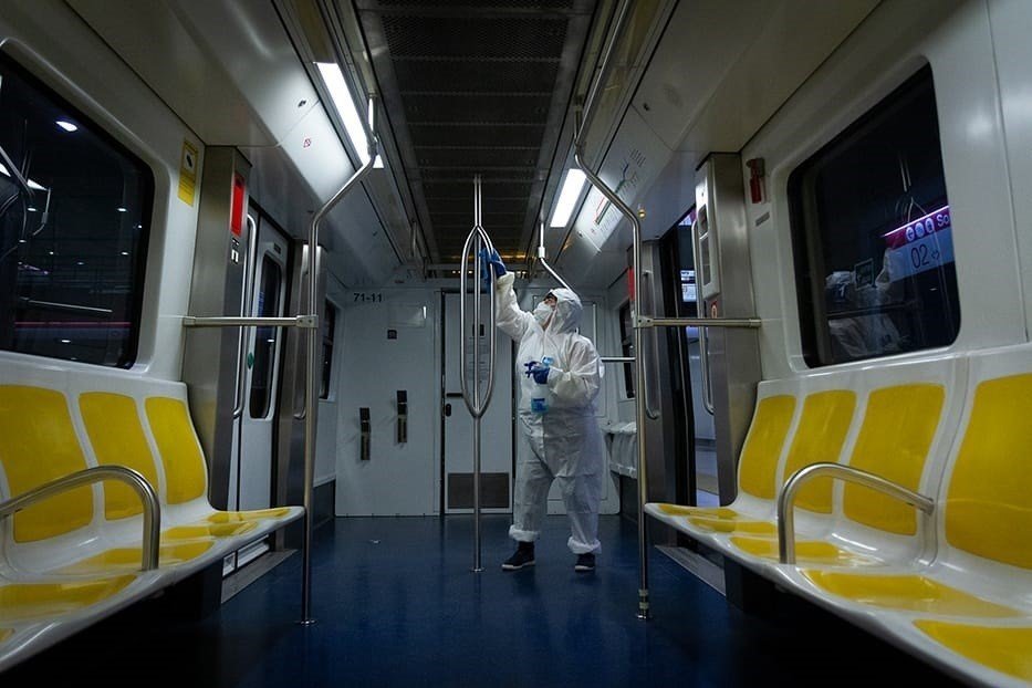 Limpieza en el interior de un tren de SFM para prevenir contagios por coronavirus.