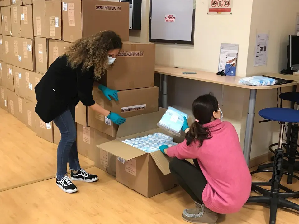 La delegada del Gobierno en Cantabria, Ainoa Qui&ntilde;ones, con las mascarillas que se van a repartir