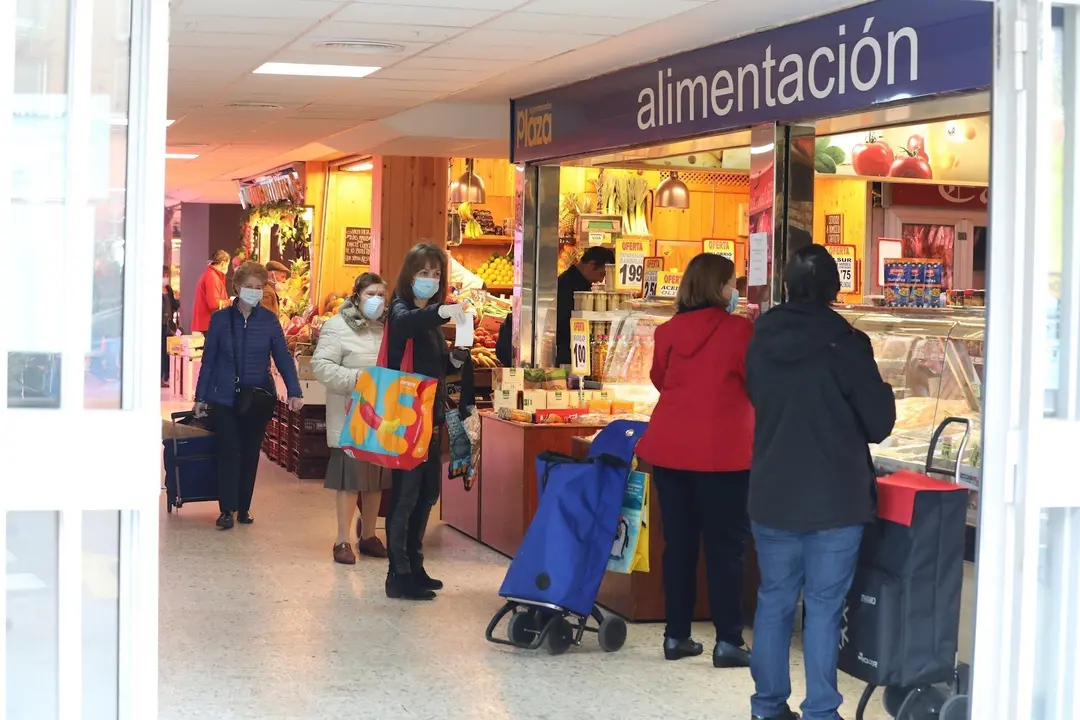 Gran afluencia de personas en un mercado de Moratalaz durante la Semana Santa en la que es ya la cuarta semana de confinamiento por la crisis del coronavirus en Espa&ntilde;a, en Madrid, (Espa&ntilde;a), a 8 de abril de 2020.