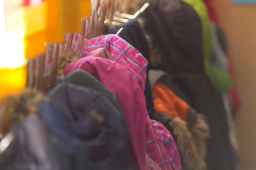Abrigos de ni&ntilde;os en el aula de un colegio