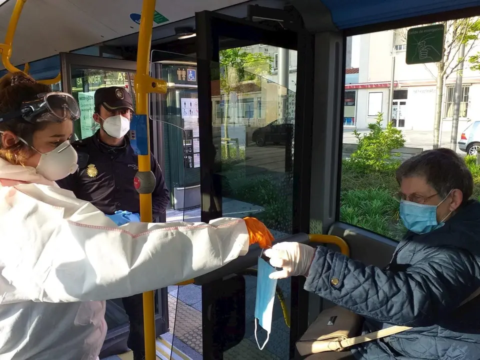 Reparto de mascarillas en un autob&uacute;s