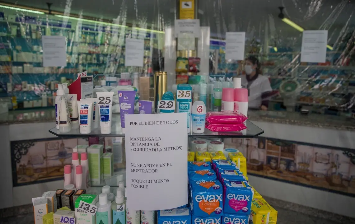 Farmacia abierta durante el estado de alarma. Archivo