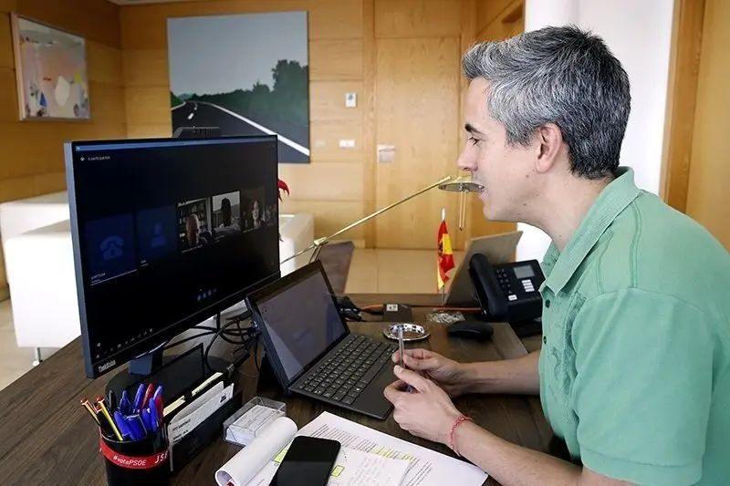 el vicepresidente del Gobierno, Pablo Zuloaga, mantiene una reuni&oacute;n telem&aacute;tica con el director del IDIVAL, Galo Peralta, e investigadores
20 ABR 20