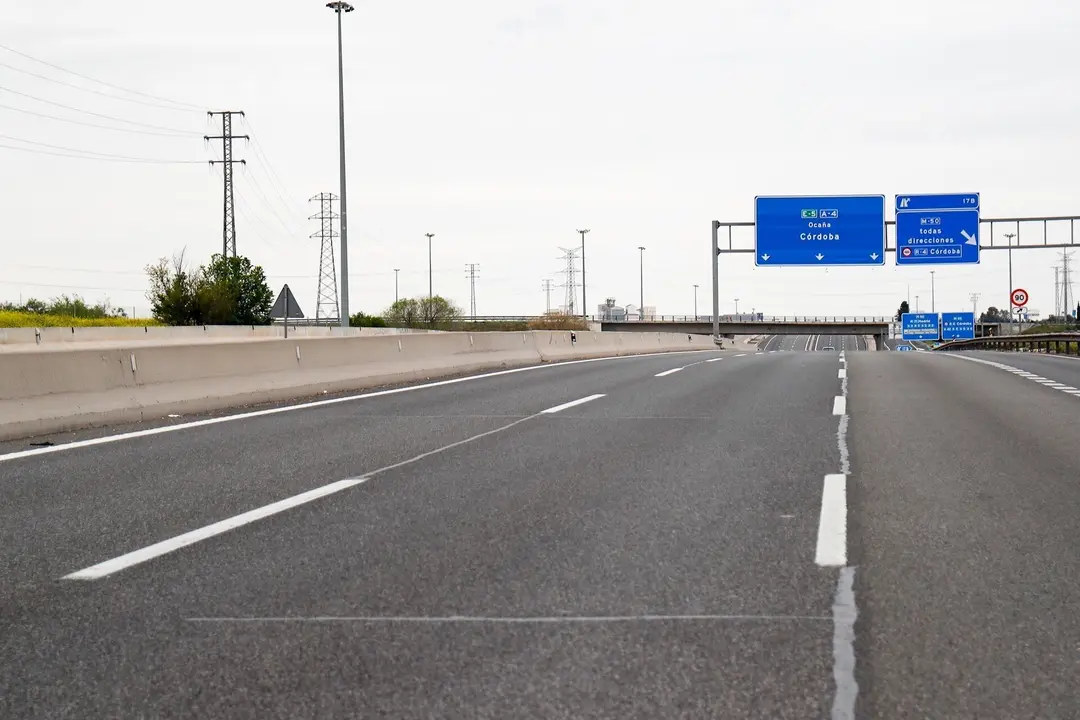 Im&aacute;genes de la A-4 en direcci&oacute;n Andaluc&iacute;a inusualmente vac&iacute;a durante el Jueves Santo, 9 de abril de 2020