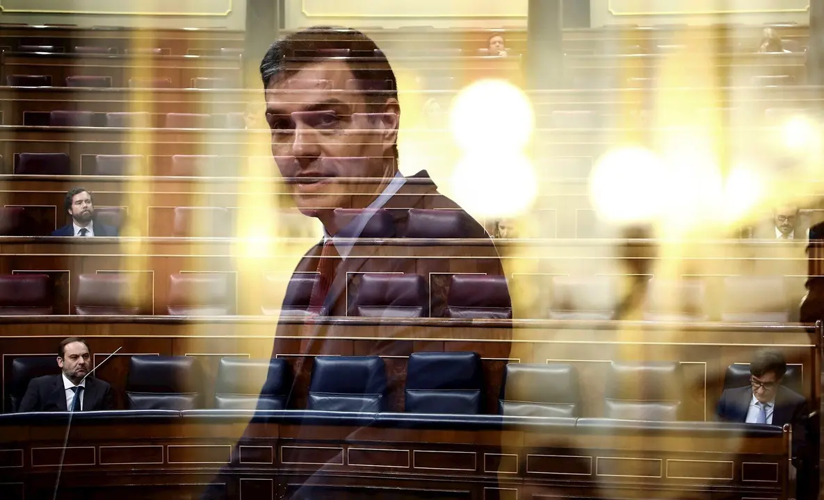 Fotograma del presidente Pedro S&aacute;nchez ante el Pleno del Congreso semivac&iacute;o