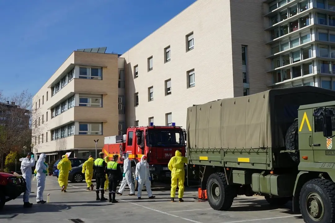 La UME lleva a cabo desinfecciones y limpiezas en una residencia de ancianos de Sant Joan Desp&iacute; (Barcelona).