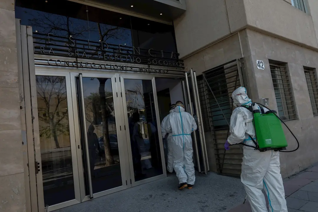 Militares de la Unidad Militar de Emergencias (UME) entran a la Residencia de Mayores Nuestra Se&ntilde;ora del Perpetuo Socorro para desinfectarla y evitar as&iacute; la expansi&oacute;n del coronavirus en los centros de mayores, en Madrid (Espa&ntilde;a) a 12 de abril de 2020.