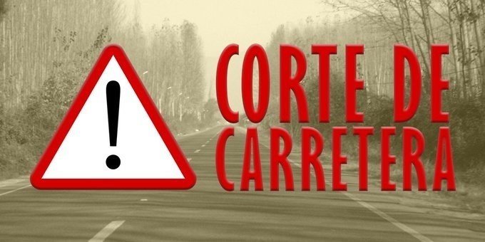 Cartel con señal de peligro por Carrera Cortada por un argayo en Cantabria