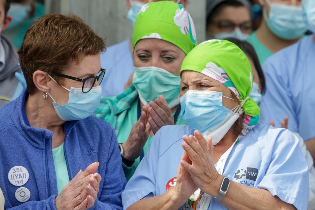 Sanitarios del Hospital Severo Ochoa de Leganés aplauden durante el homenaje al enfermero de quirófano de 57 años fallecido por Covid-19. En Leganés/Madrid (España) a 13 de abril de 2020.
