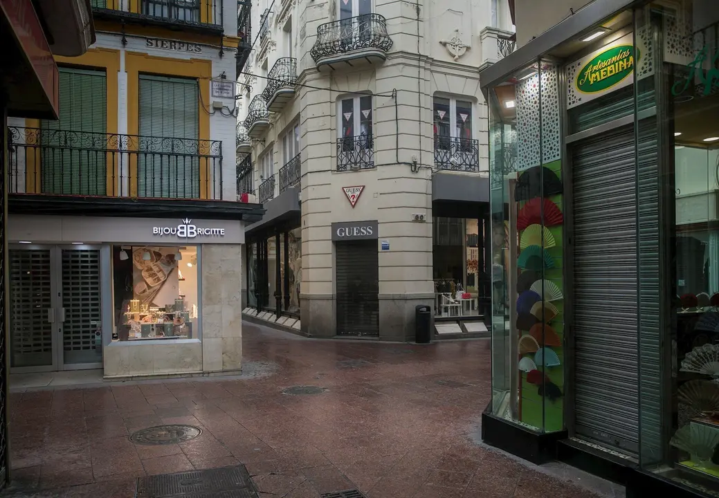 Tiendas cerradas del centro de Sevilla en el estado de alarma por coronavirus, Covid-19. En Sevilla, (Andaluc&iacute;a, Espa&ntilde;a), a 2 de abril de 2020.