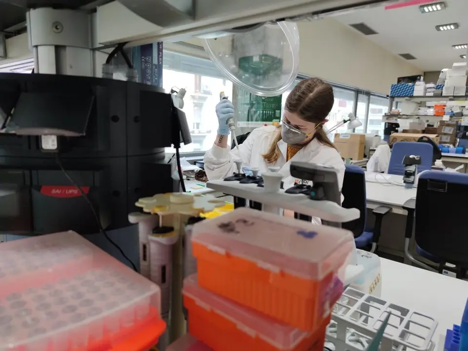 Investigadora de un estudio de ISGlobal y Hospital Cl&iacute;nic para combatir el Covid-19 en el laboratorio