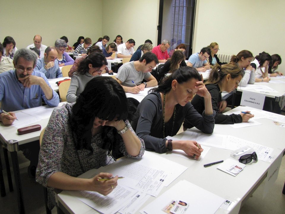 Estudiantes del centro de la UNED de Tudela (Navarra) durante un examen presencial.