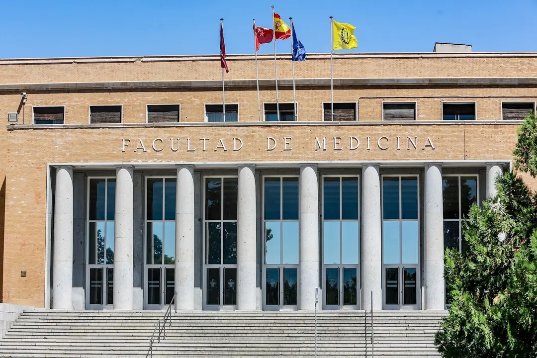 Fachada de la Facultad de Medicina de la  Universidad Complutense de Madrid -UCM-.